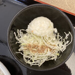 コルシカUDON - サラダはポテサラとキャベツ