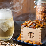 燻縁×鉄板ビストロ ラクガキ - ドリンク写真:ラクガキハイボールと柿ピー