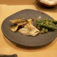 魚祥 - さわらとひらめの皮の焼き物、インゲンの胡麻和え