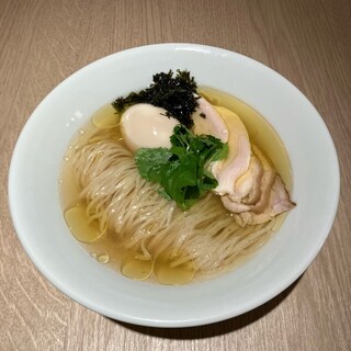 拉面采用优质食材制成的优雅日式汤底