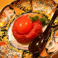 肉亭ふたご iki 本郷三丁目店 - さバラのユッケです。黄身が濃ゆい。大分のランチ王というブランド卵なんだそうです