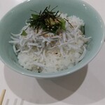 Shokudou Bentou Sake Esora - 100円追加でシラスご飯に。生姜とシソが絶妙に効いてます。