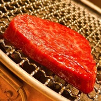肉亭ふたご iki 本郷三丁目店 - ヘレは溜まり醤油に潜らせ網の端っこに乗っけ、じっくりと火を通します