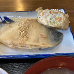 Nagayama - カレイの煮付け　右上は稲荷寿司かと思っていた