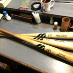 野球鳥 - 上から落合選手、イチロー選手、清原選手のバット。本物です