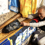 野球鳥 - トレーナー（お父様）が見せてくださったのは、清原選手のグローブとバット。本物です。写真OKの陽気なかたです
