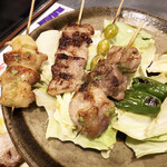 野球鳥 - 左から柳田選手（せせり）、江川投手（豚バラ）、銀杏、川崎（かしわ）、感謝のししとう（さっき畑でもいだきたそう）。鶏も豚もお肉感を楽しめて、塩加減もお酒の進むちょうど良い加減