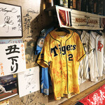 野球鳥 - 店内は野球グッズでいっぱい