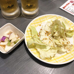 野球鳥 - お通し（左）500円と人工芝（無料、おかわり自由）。なぜ人工なのかと言えば、大将自ら畑で作っているからだそう。この上に焼きものを載せてラインナップを作るというコンセプト