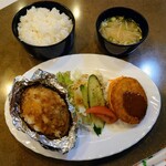 葡萄屋 - 令和4年12月 ランチタイム
            サービスランチ 750円
            おろしハンバーグ、コロッケ、サラダ、ご飯、みそ汁