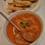インディアンレストラン西麻布 by KENBOKKE - フレッシュなレーズンのカシミールナンとカレーはバターチキン　トマトの酸味とカシューナッツの風味が人気