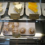 ラボラトワール - 10種ほどのケーキが低価格で並んでます。