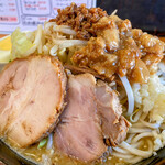 麺 まる井 - 二郎風味噌ラーメン 野菜マシ 900円 大盛り100円