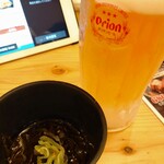 沖縄料理ちぬまん 万座邸 - オリオンビールと付き出しのもずく酢