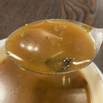 ロビンズインドキッチン - ラッサム浮遊！
      コチラもアツアツ仕様で、じんわりと辛さが効いてきます。