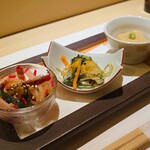 鮨 七海 - 旬菜3点盛りは右から胡麻豆腐・菜の花と鰊・からすみとクジラのベーコンとキュウリの和え物
