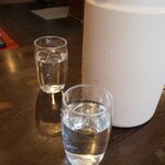 めんや 薫寿 - 提供される水とピッチャー(R4.1.6撮影)