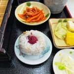 森のそば屋　宇山 - もりそばに付いて来る麦飯おにぎり、イカ人参