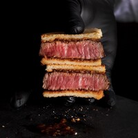 『黒毛和牛カツサンドランチ』　黒毛和牛カツサンドと焼肉を一度に楽しめる贅沢を
