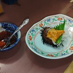 大衆酒場 まるちゃん - お通しは、イクラとウニです