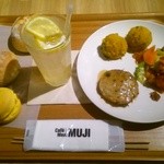 Cafe&Meal MUJI - デリ３品＋パンｘ２＋レモネードで１４８０円