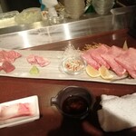 Hodori - 上塩タン。左手前は牛脂。