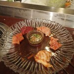 Hodori - ホルモンミックス。中央にあるのは専用タレです。