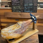 Less Restaurant L+ - 手切りの生ハム。