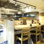 麺や佑 - 広々とした清潔感のある店内