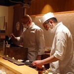 銀座 しのはら - 玉鋼で青首の鴨を焼く篠原大将