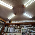 レストランばーく - 天井の蛍光灯が独特な配置