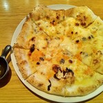 パッソ ノヴィータ - クワトロフォルマッジォのピザ