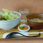 小さな食堂 ヒロ - マグロサラダ丼 (税込)650円 ※正面から (2022.12.08)