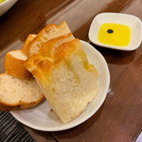 オステリアガウダンテ 神戸ハーバーランド店 - ほんのりあたたかくてとても美味しいパン