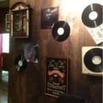 BUZZ - ジャズのレコードが壁にあります