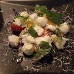 トラットリア スペランツァ エッセ - オリーブオイルのジェラートのカプレーゼ