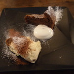 トラットリア スペランツァ エッセ - チョコレートケーキとティラミス