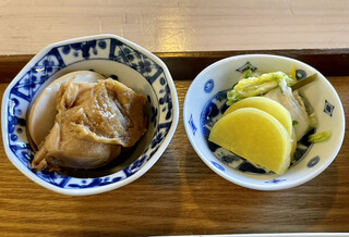 Fukuya Hanasugoroku - 小鉢の煮物とお新香。茶色い塊は何かな？と思ったら鶏肉でした。生姜風味で、ご飯のすすむおかずですね♡