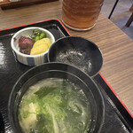 Kinkabu - 天丼に付いてくるみそ汁と漬物