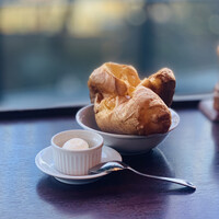 トラットリア グランボッカ - ② パン：ポップオーバー、クリームチーズ