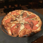 バステト カフェ - トマトとアンチョビのピザ