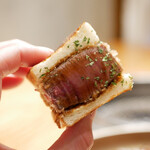 191346022 - ○シャトーブリアンのカツサンド
                      食感、肉肉しさ、タレ感とどれを取ってもパーフェクトすぎる絶品カツサンド。
