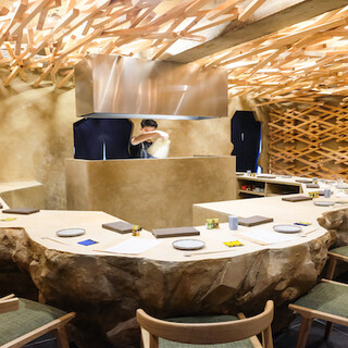 肩ひじ張らずにくつろげる、カウンター10席のみの上質な空間