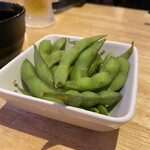 Udon Izakaya Edobori - 突き出しは温かな枝豆ですよ