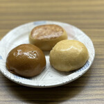 Kashidokoro Echigo Monogatari - 手前の丸いのが、左から黒蜜まんじゅう、チーズまんじゅう（どちらも１１８円）