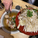 うどん居酒屋 江戸堀 - 友人がせっせと鍋に投入する