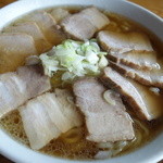 醬油チャーシュー麺大盛り（\1000）あきらかに喜多方らーめんで淡麗美味♪