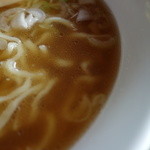 醬油らーめんのスープ！多少濁った感じですが、臭みとは全く無縁な淡麗美味！