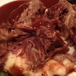 ケイブ バー - マッシュポテトがしかれた牛頬煮込