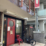 Binyan - 入り口、赤い扉がかわいい♪